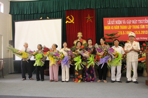 Đồng chí Đại tá Nguyễn Quang Thưởng, Giám đốc Trung tâm TTKH & TLGK  tặng hoa cho cựu cán bộ thư viện qua các thời kỳ